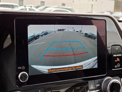 Used 2023 Toyota Highlander XLE image 32