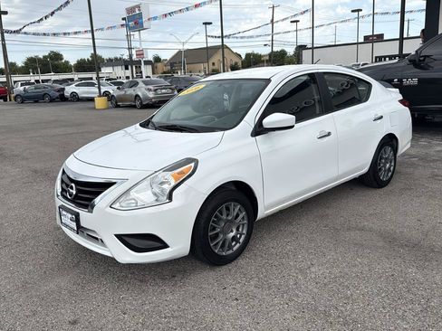 Used 2016 Nissan Versa SV FWD image 2
