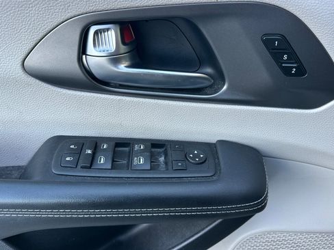 Used 2023 Chrysler Pacifica Touring-L image 12