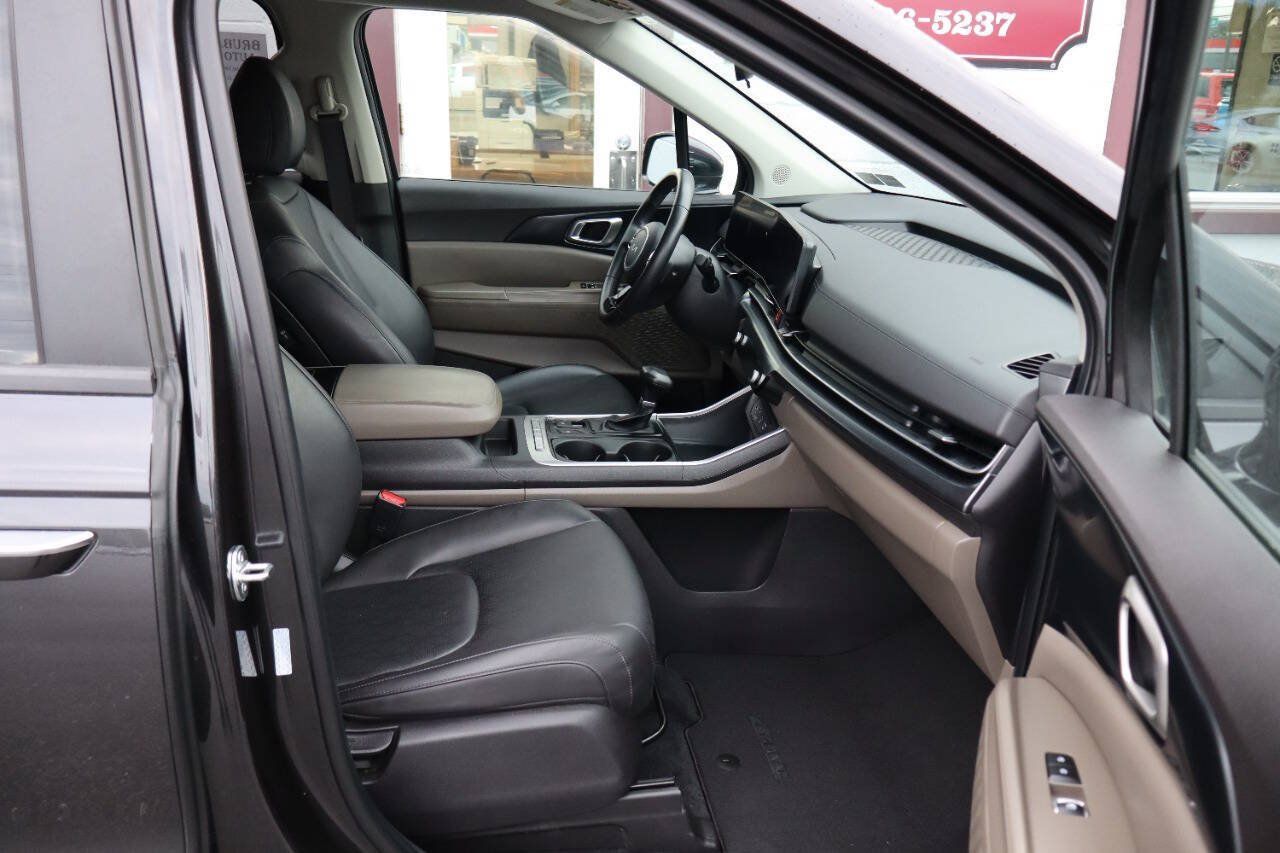 Used 2025 Kia Carnival FWD image 8
