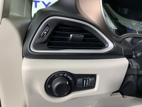 Used 2022 Chrysler Voyager LX image 17