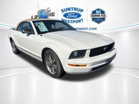 Used 2005 Ford Mustang Convertible RWD image 2