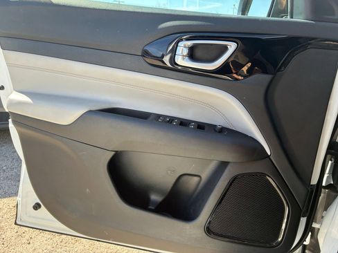 Used 2025 Jeep Compass Limited image 18