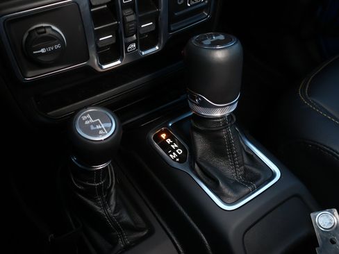 Used 2024 Jeep Wrangler Sahara image 17