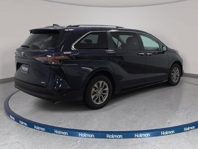 Certified 2026 Toyota Sienna XLE FWD image 5