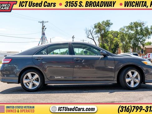 Used 2011 Toyota Camry SE w/ SE Extra-Value Pkg #1 FWD image 7