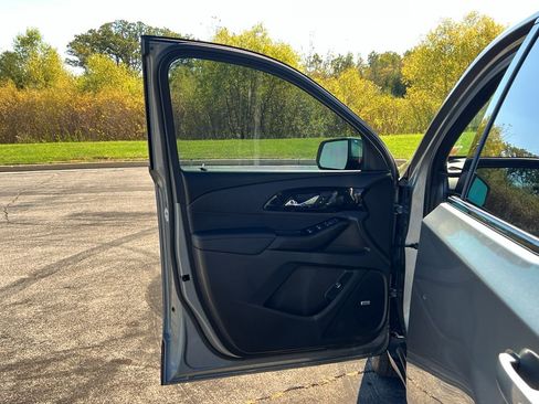 Used 2023 Chevrolet Traverse RS image 11