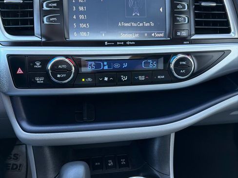 Used 2017 Toyota Highlander XLE AWD/4WD image 18