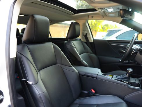 Used 2024 Lexus ES 300h w/ Premium Package image 40