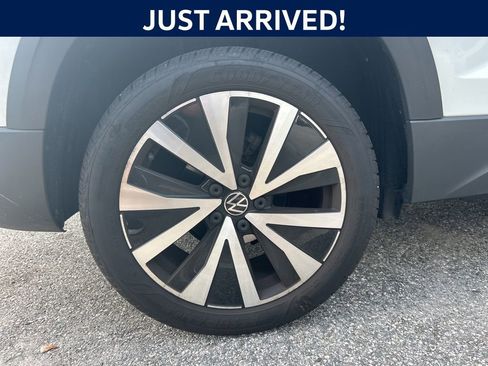 Used 2023 Volkswagen Taos SE w/ Panoramic Sunroof Package FWD image 6