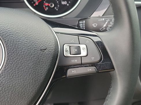 Used 2020 Volkswagen Tiguan SE image 28