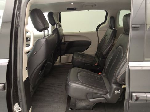 Used 2017 Chrysler Pacifica Touring-L FWD image 18