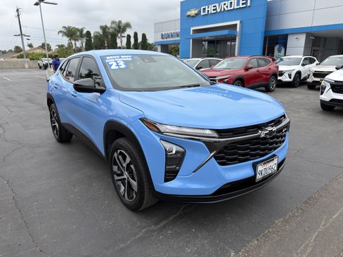 Used 2024 Chevrolet Trax RS FWD image 2