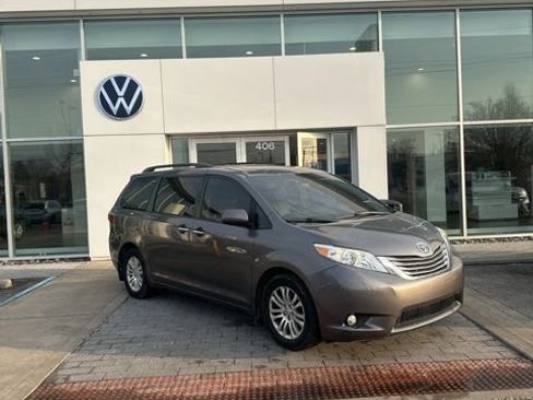 Used 2017 Toyota Sienna XLE image 1