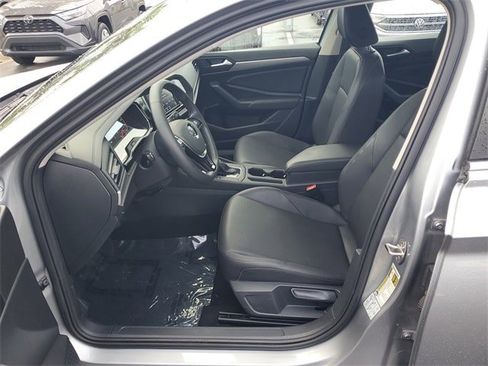 Used 2020 Volkswagen Jetta SE w/ SE Cold Weather Package image 16