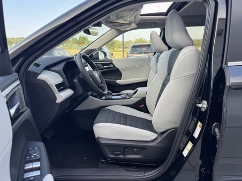New 2025 Mitsubishi Outlander SE image 18