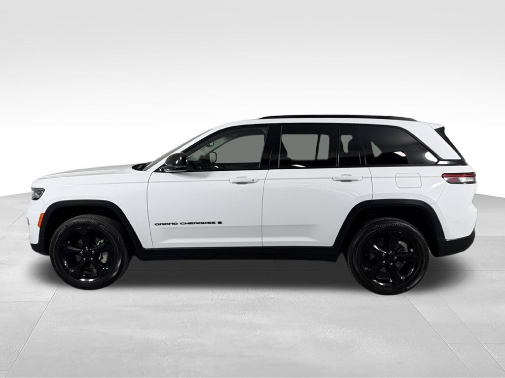 Used 2023 Jeep Grand Cherokee Limited w/ Black Appearance Package RWD image 11