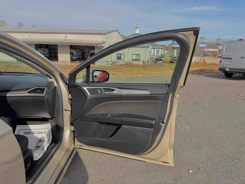 Used 2019 Ford Fusion SE image 15