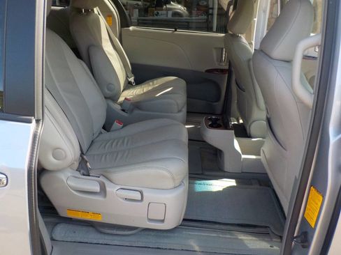 Used 2014 Toyota Sienna XLE AWD/4WD image 14