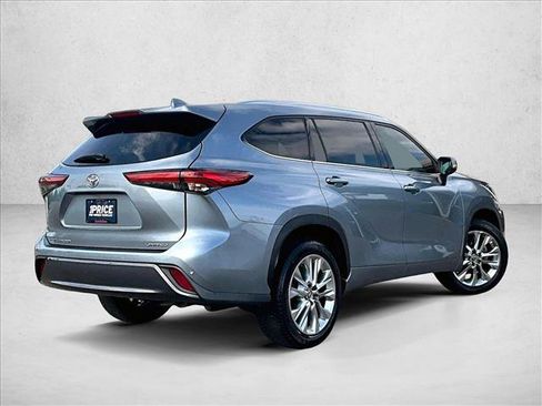 Used 2021 Toyota Highlander Limited FWD image 2