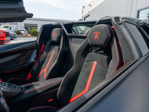 Used 2020 Lamborghini Aventador SVJ AWD/4WD image 17