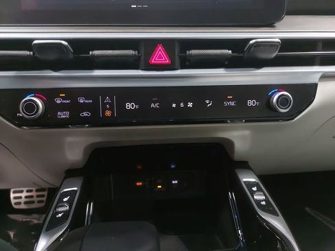 Used 2025 Kia Sorento SX image 22