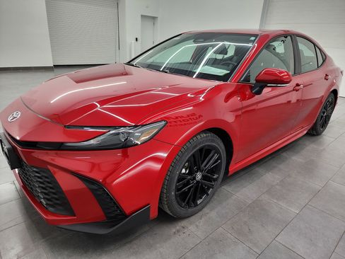 Used 2025 Toyota Camry SE image 7