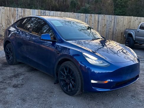 Used 2022 Tesla Model Y Long Range image 21