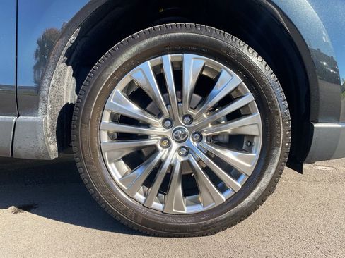 Used 2021 Toyota Venza XLE w/ Softex Package image 34