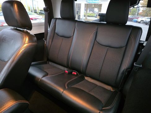 Used 2017 Jeep Wrangler Sahara image 19