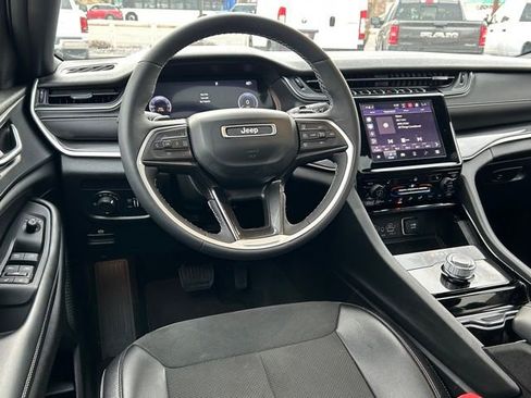 Used 2023 Jeep Grand Cherokee Altitude AWD/4WD image 24
