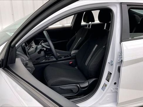 Certified 2025 Hyundai Elantra SEL FWD image 8