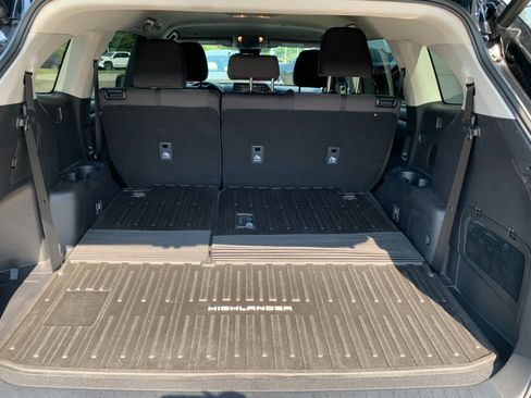 Used 2022 Toyota Highlander LE AWD/4WD image 11
