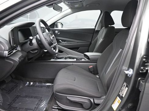 Used 2025 Hyundai Elantra SE FWD image 12