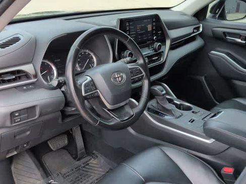 Used 2022 Toyota Highlander XLE FWD image 10