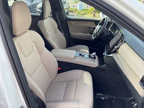 Used 2025 Volvo XC90 B6 Plus image 17