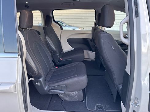 Used 2017 Chrysler Pacifica Touring image 15