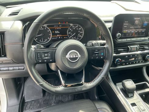 Used 2023 Nissan Pathfinder SV AWD/4WD image 13
