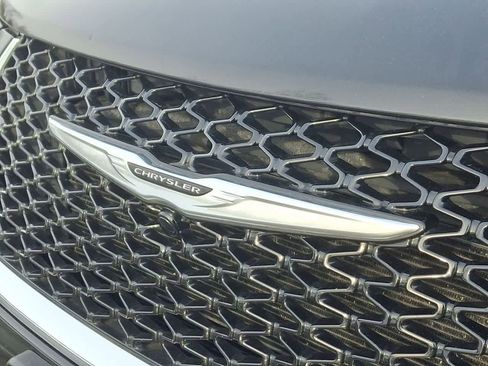 Used 2024 Chrysler Pacifica Select image 28