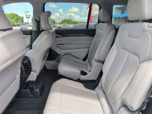 Used 2022 Jeep Grand Cherokee L Overland w/ Luxury Tech Group IV image 32