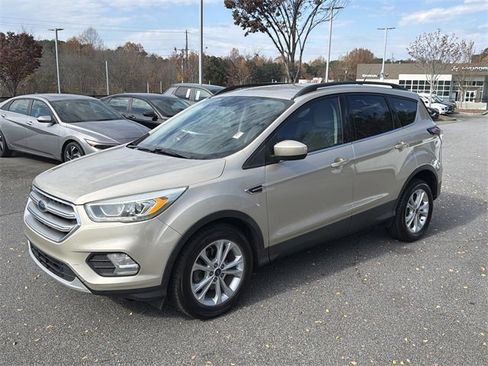 Used 2017 Ford Escape SE w/ Equipment Group 201A image 3