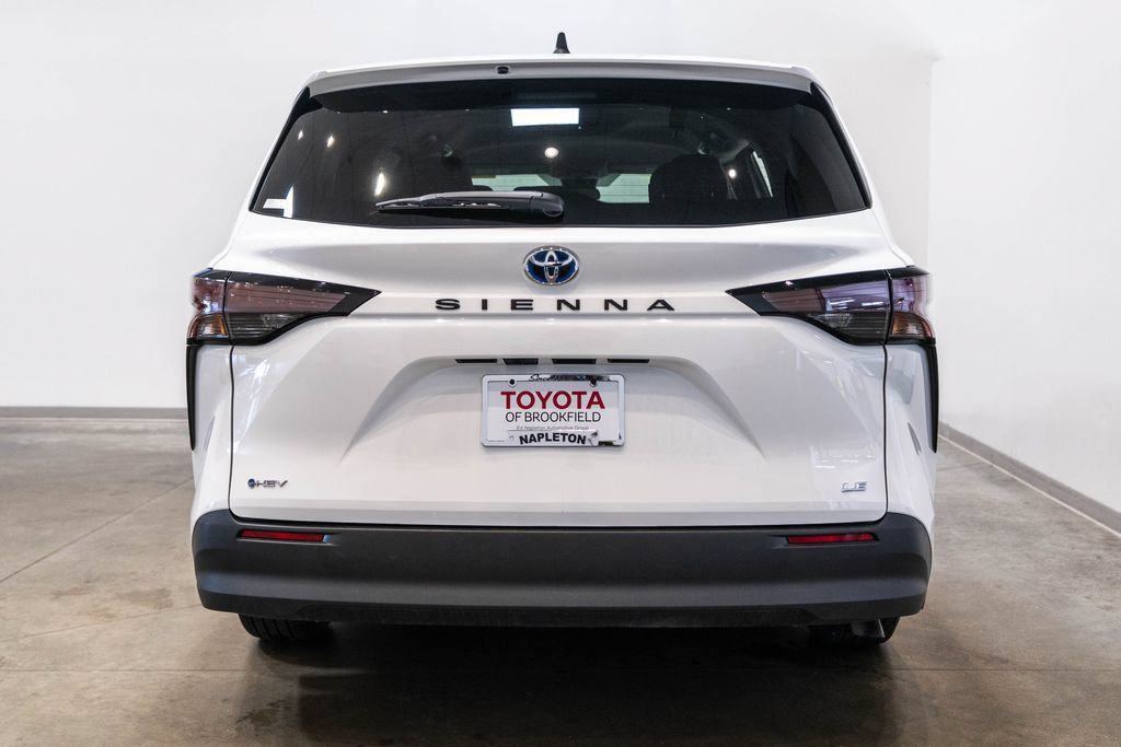 Certified 2025 Toyota Sienna LE FWD image 8