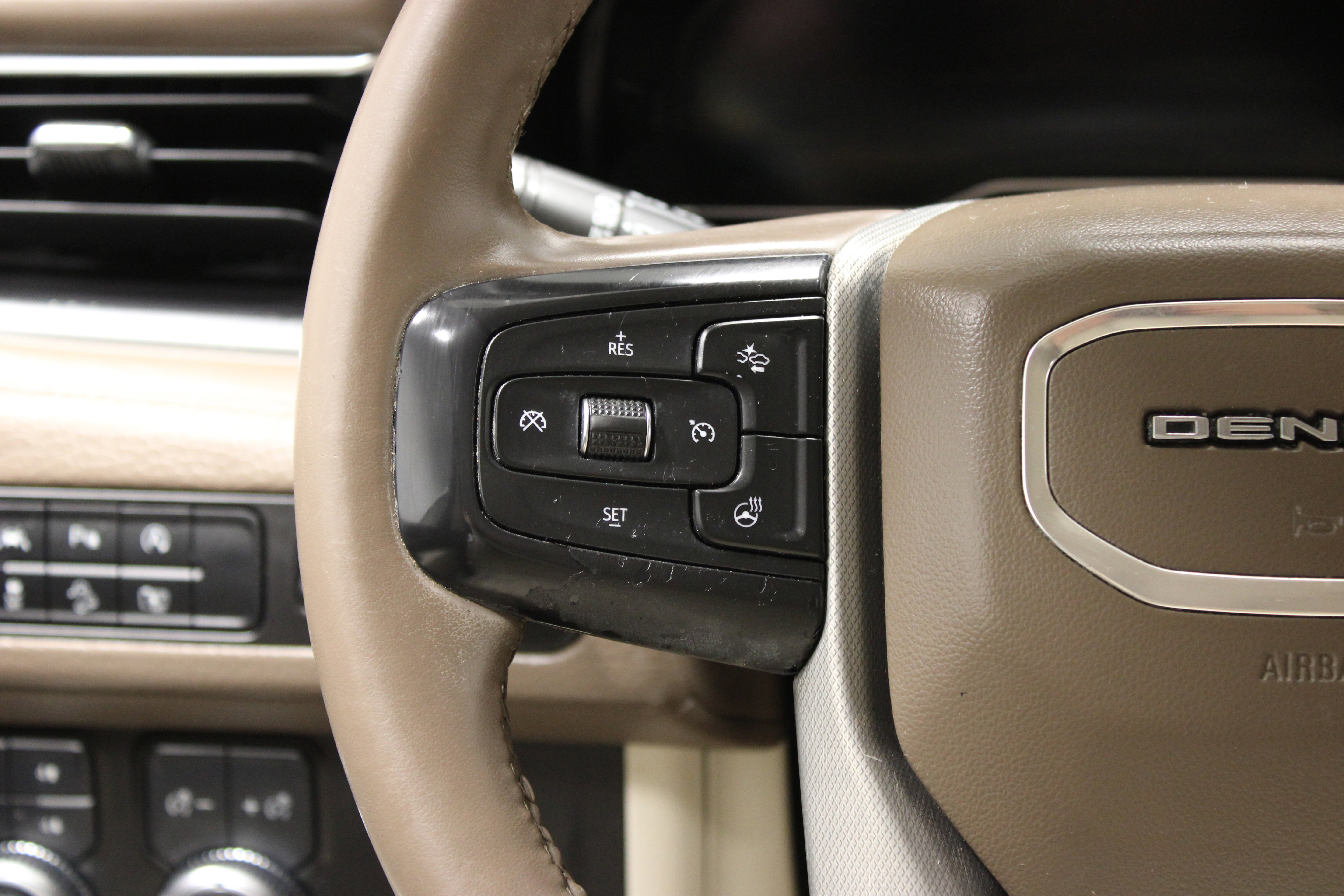 Used 2023 GMC Yukon XL Denali AWD/4WD image 34