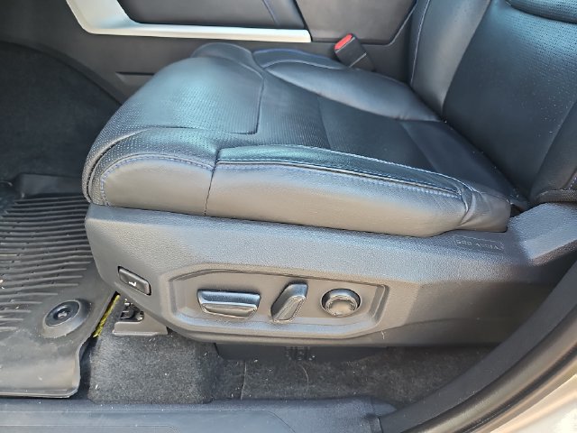 Used 2023 Toyota Tundra Platinum w/ Advanced Package AWD/4WD image 16