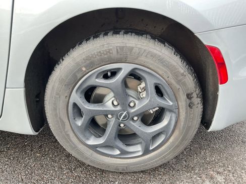 Used 2023 Chrysler Pacifica Touring-L w/ Uconnect Theater Family Group image 12