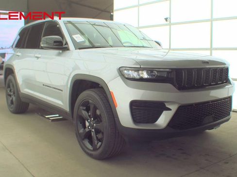 Used 2023 Jeep Grand Cherokee Altitude image 4
