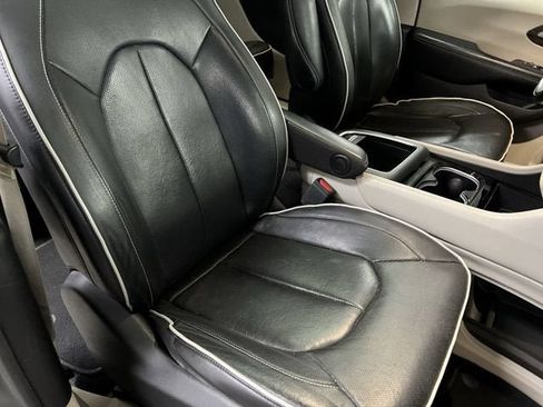 Used 2022 Chrysler Pacifica Limited FWD image 29