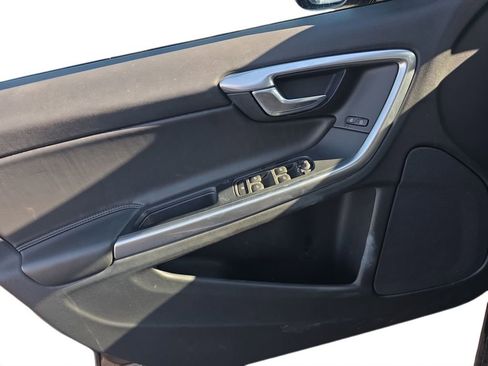 Used 2018 Volvo V60 T5 Cross Country image 16