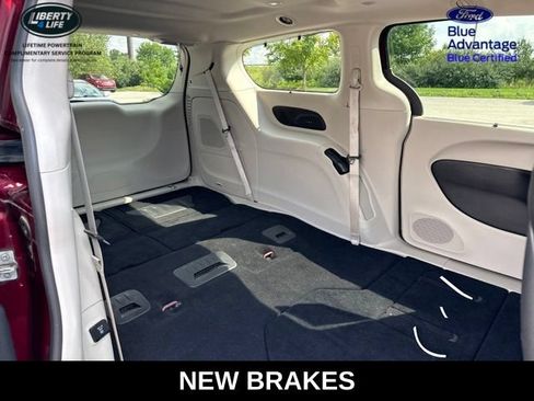 Used 2023 Chrysler Pacifica Limited w/ Uconnect Theater Family Group FWD image 11