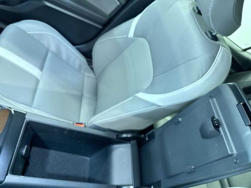 Used 2025 Toyota Camry SE w/ Convenience Package image 27